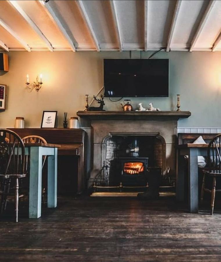 Peak District, The Greyhound Inn, Warslow Circa 1750 외부 사진